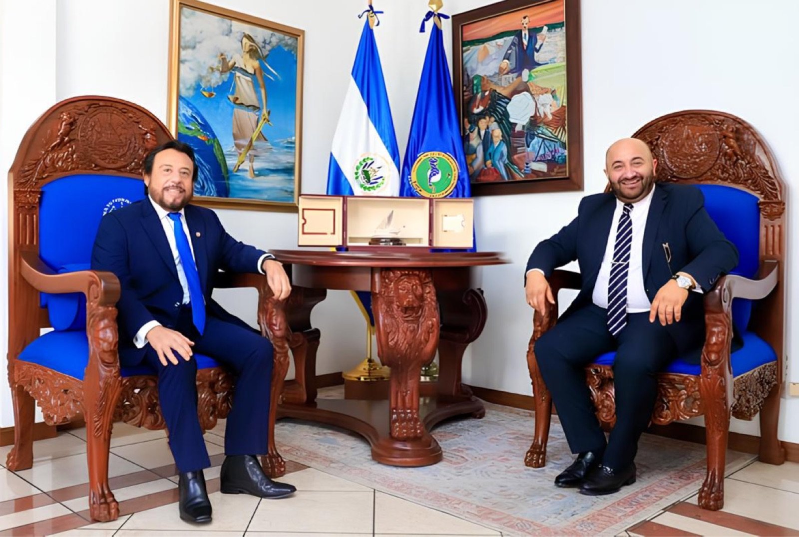 Le Vice-président du Salvador Félix Ulloa échange avec le Président d'ALVENTIS Automotive