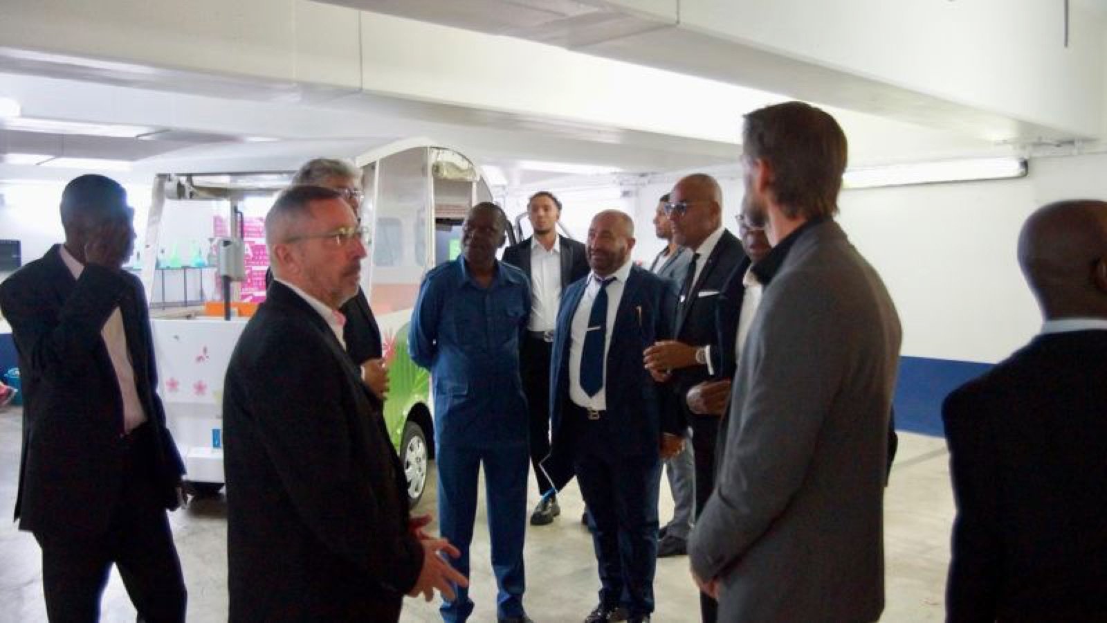 Visite de la délégation ivoirienne à Aix-en-Provence autour des véhicules électriques d'ALVENTIS Automotive