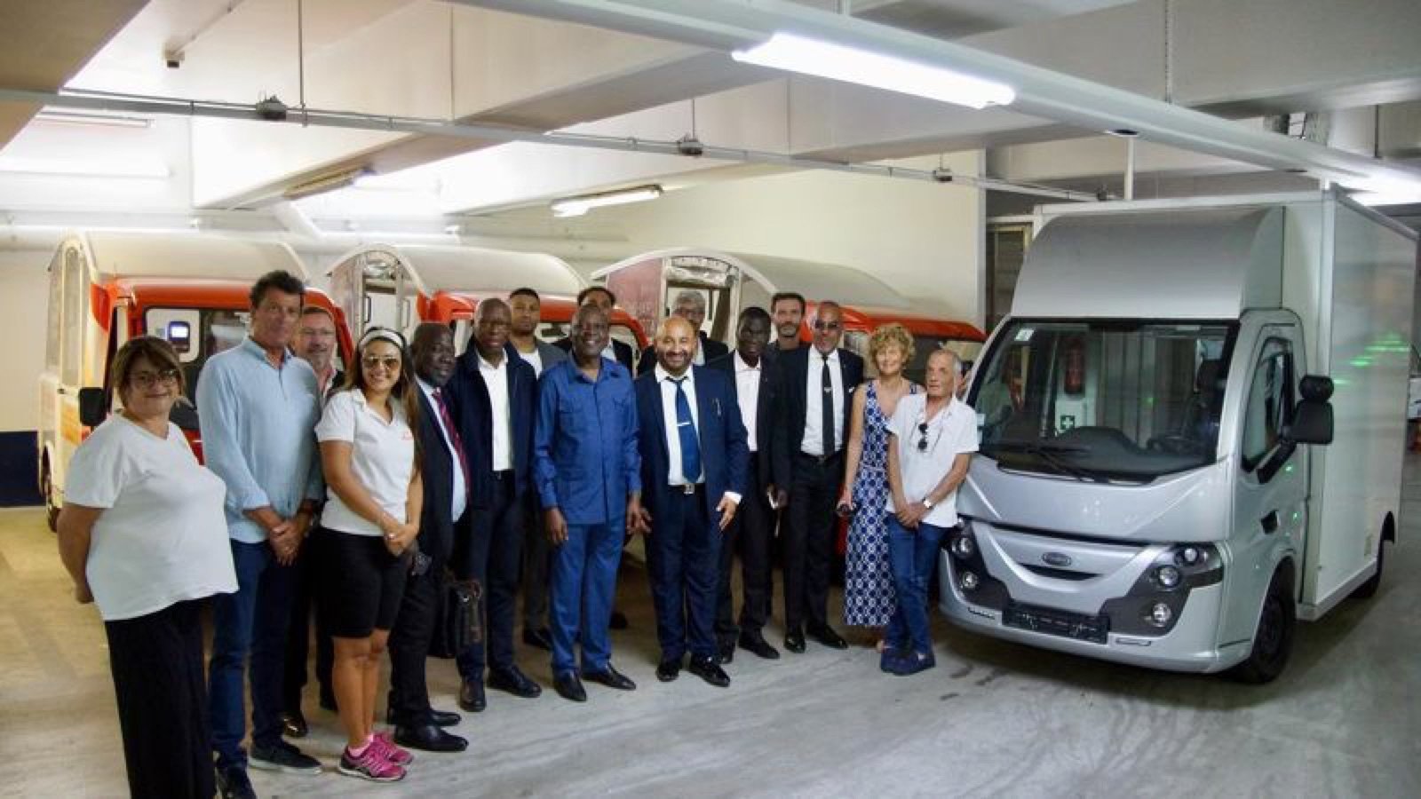 La délégation ivoirienne, les ingénieurs ALVENTIS Automotive et le GIE Les Diablines, devant le Colibus
