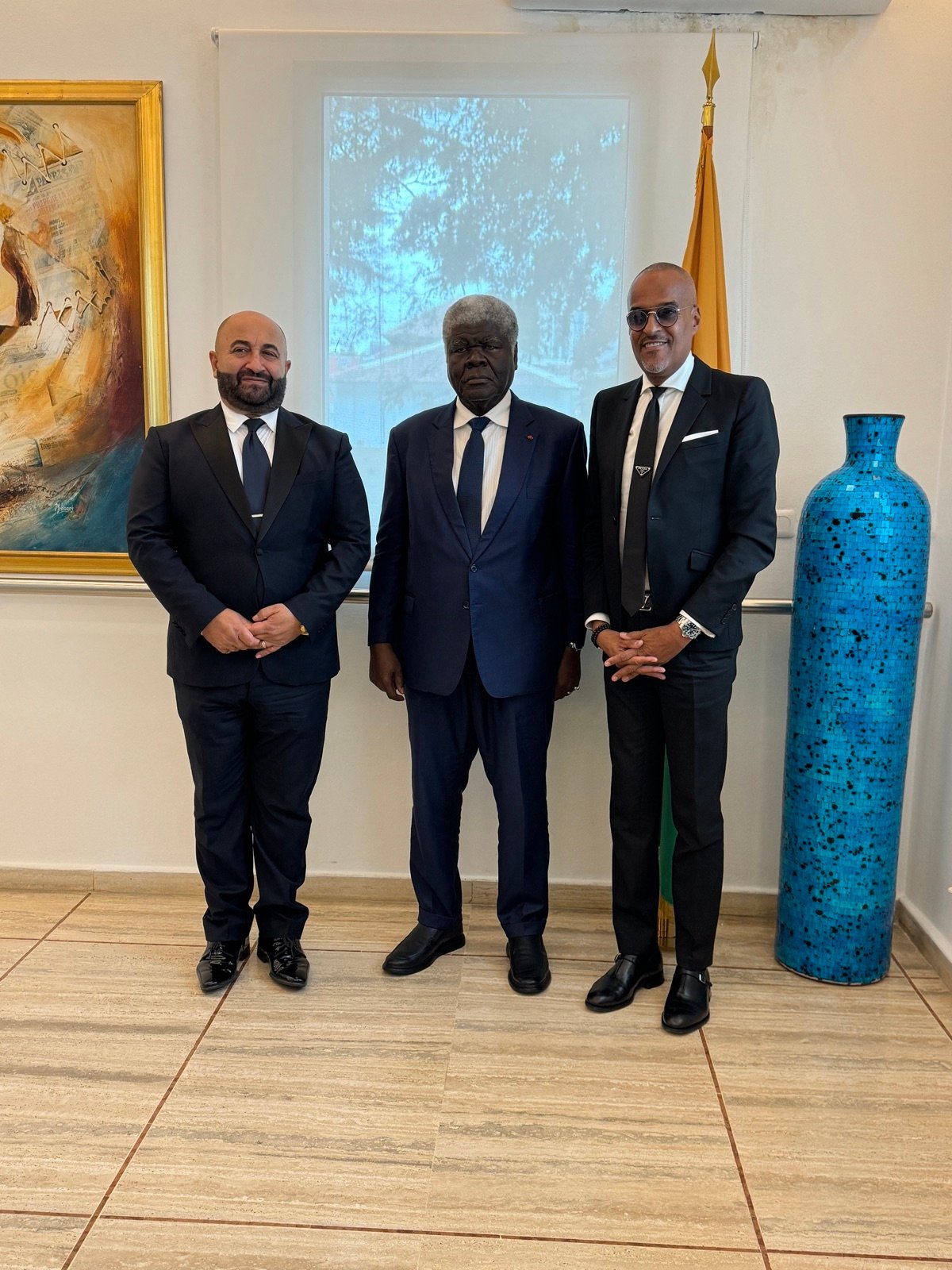 Le Premier Ministre de Côte d'Ivoire entouré des co-dirigeants d'ALVENTIS Automotive
